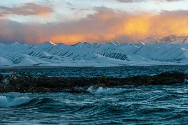 Krajobraz Fal Wodnych Godzinach Wieczornych Śnieżne Góry Pod Kolorowym Niebem — Zdjęcie stockowe