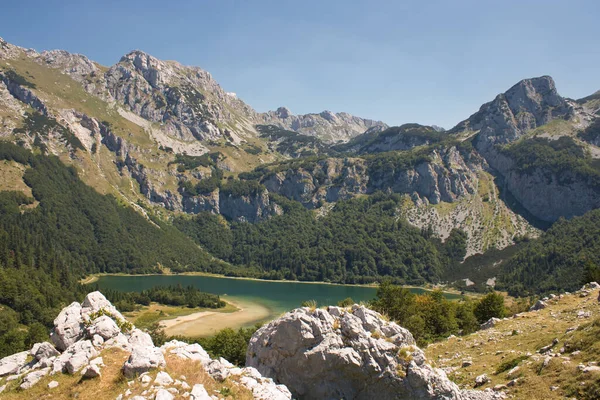 Озеро Трновацько Чорногорії Сонячний День Зеленими Пагорбами Оточують Його Під — стокове фото