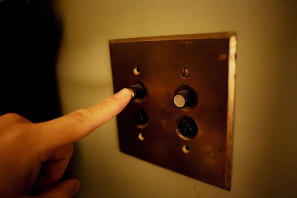 Крупный План Человека Нажимающего Кнопку Лифта — стоковое фото