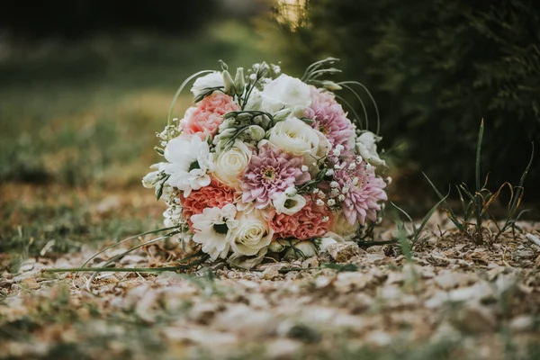 Een Boeket Van Mooie Bloemen Grond — Stockfoto