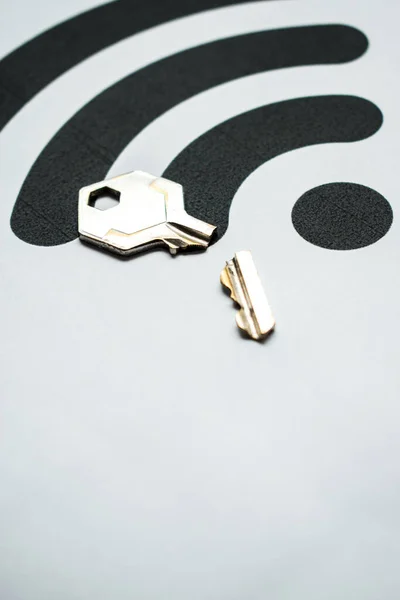 Függőleges Felvétel Egy Törött Kulcsról Fehér Alapon Wifi Jellel — Stock Fotó