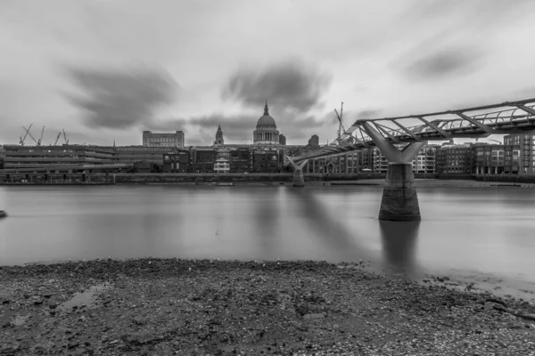 Londres Reino Unido Fevereiro 2017 Grayscale London Millennium Footbridge River — Fotografia de Stock