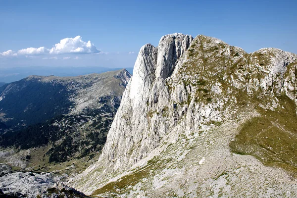 Ένα Όμορφο Τοπίο Από Βραχώδη Βουνά Καλυμμένα Βρύα Κάτω Από — Φωτογραφία Αρχείου