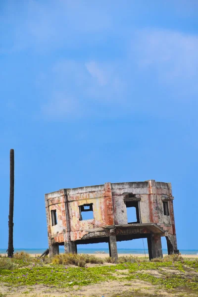Pionowe Ujęcie Ruin Budynków Polu Nad Morzem — Zdjęcie stockowe