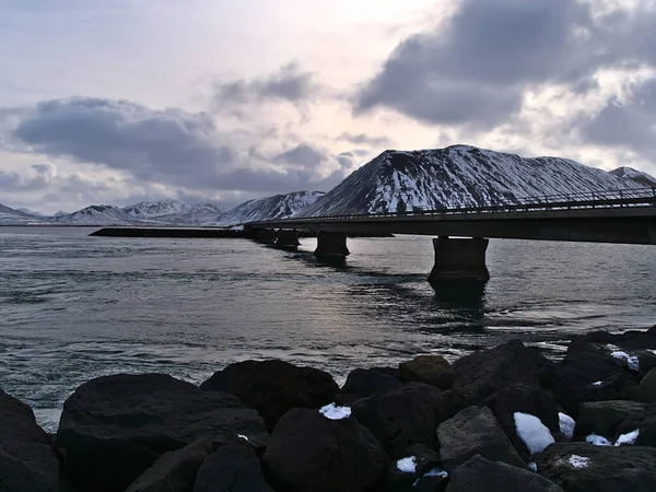山に囲まれた海にかかる橋の景色 — ストック写真