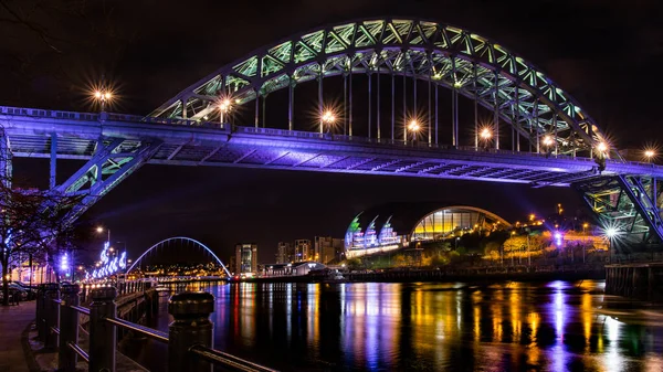 Una Vista Exterior Puente Con Luces Colores Durante Noche — Foto de Stock