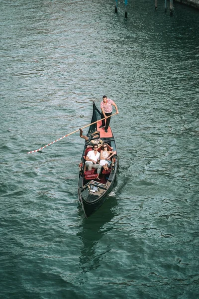 Венезия Италия Июля 2021 Года Вертикальный Снимок Туристов Плавающих Воде — стоковое фото