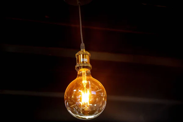 暗い背景に吊るされた電球の閉鎖 — ストック写真
