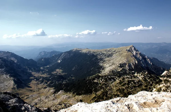 Eine Wunderschöne Landschaft Felsiger Berge Mit Moos Bedeckt Unter Einem — Stockfoto