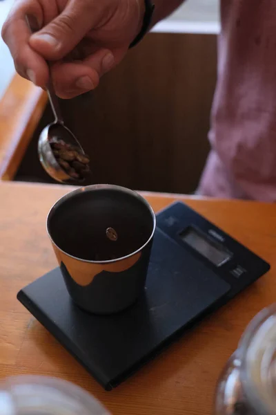 Vertical Shot Man Hand Checking Weight Coffee Beans Woody Table — Stock Photo, Image