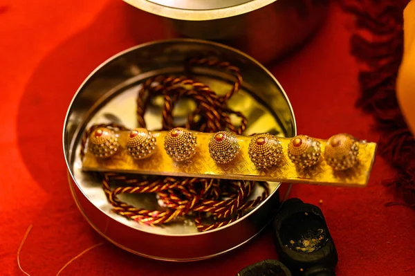 Közelkép Lemez Kötéllel Arany Díszek Vörös Szőnyegen Hindu Esküvői Szertartás — Stock Fotó
