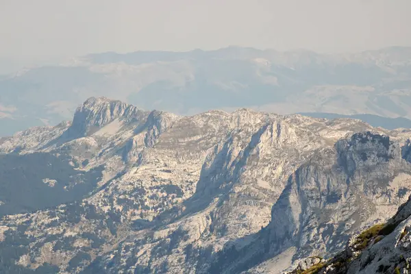 Eine Wunderschöne Landschaft Aus Felsigen Bergen Die Einem Nebligen Tag — Stockfoto