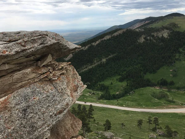 Uma Vista Panorâmica Uma Paisagem Montanhosa Sobre Fundo Céu Nublado — Fotografia de Stock