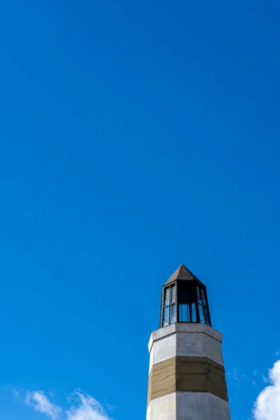 Låg Vinkel Fyr Med Blå Himmel Bakgrunden — Stockfoto