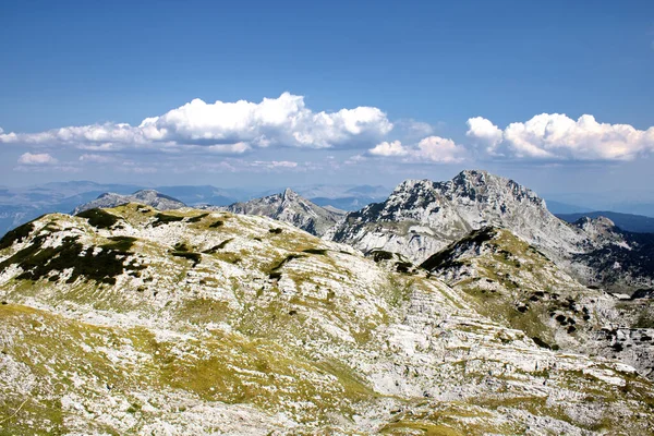 Eine Wunderschöne Landschaft Felsiger Berge Mit Moos Bedeckt Unter Einem — Stockfoto