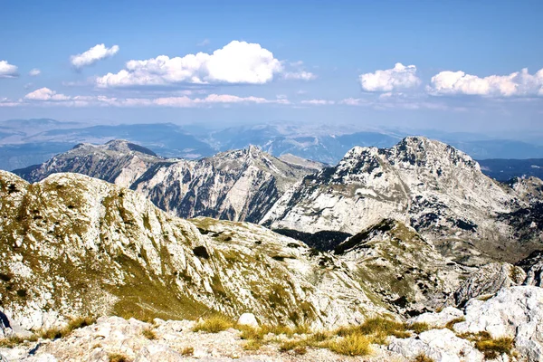 Eine Wunderschöne Landschaft Felsiger Berge Mit Moos Bedeckt Unter Einem — Stockfoto