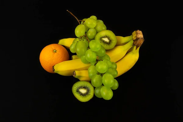 Tiro Close Kiwi Fatiado Banana Uvas Laranja Isolado Fundo Escuro — Fotografia de Stock