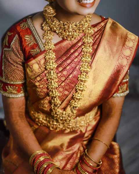 Coimbatore インド 2021年1月8日 彼女のエレガントなドレスと貴重な黄金の宝石とインドの美しい女性のクローズアップ — ストック写真