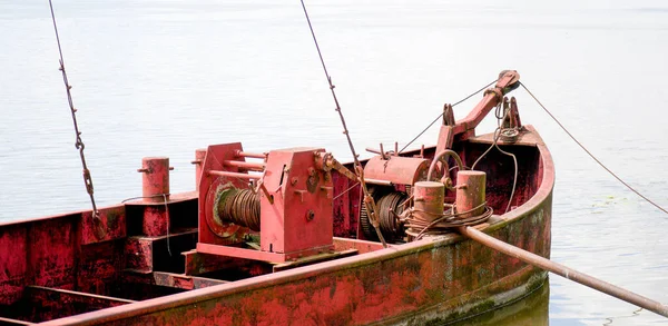 Colpo Orizzonte Una Piccola Barca Pesca Metallica Rossa Piedi Nel — Foto Stock