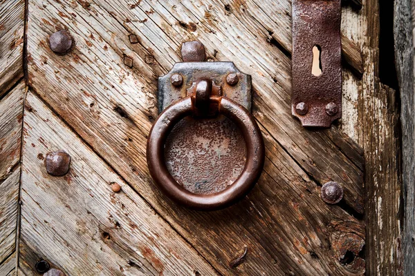 Een Close Van Een Roestige Ijzeren Deur Klopper Een Houten — Stockfoto