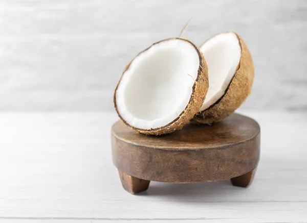 Ein Blick Auf Kokosnüsse Auf Einem Holzständer Auf Weißem Hintergrund — Stockfoto