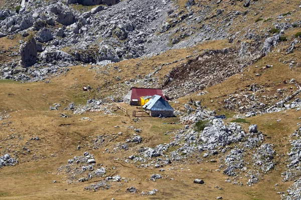 Una Choza Solitaria Una Colina Rocosa Las Montañas Día Soleado — Foto de Stock