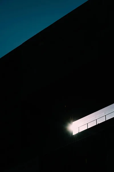 Edificio Buio Con Luce Del Sole Che Viene Dall Alto — Foto Stock