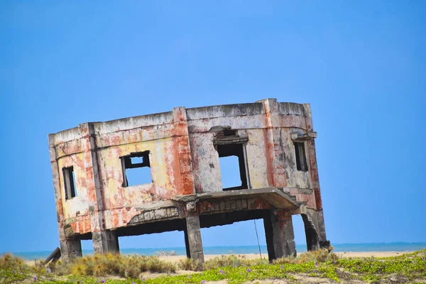 Wybiórcze Ujęcie Budynków Ruiny Polu Nad Morzem — Zdjęcie stockowe