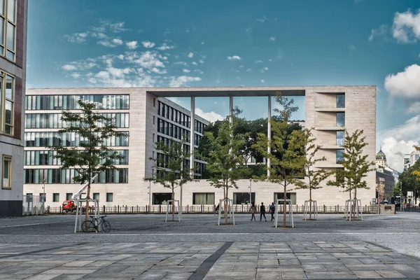 2021年8月18日 德国洪堡大学在阳光灿烂的日子里的新建筑 — 图库照片