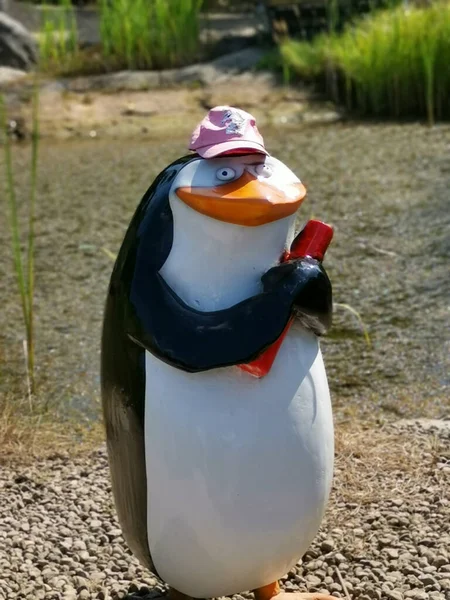 Trzebaw Polska Sierpnia 2021 Pionowe Ujęcie Posągu Pingwina Filmu Madagaskar — Zdjęcie stockowe