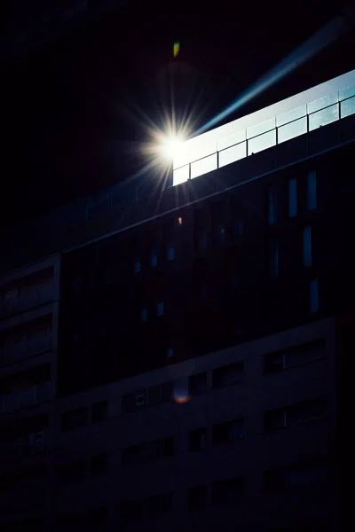 Edificio Oscuridad Con Luz Del Sol Que Viene Arriba —  Fotos de Stock