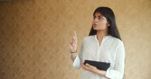 Πλάνα Από Όμορφη Νεαρή Ινδή Γυναίκα Χρησιμοποιώντας Ψηφιακή Ταμπλέτα — Αρχείο Βίντεο