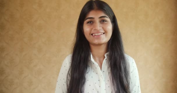 Кадры Красивой Молодой Индианки — стоковое видео