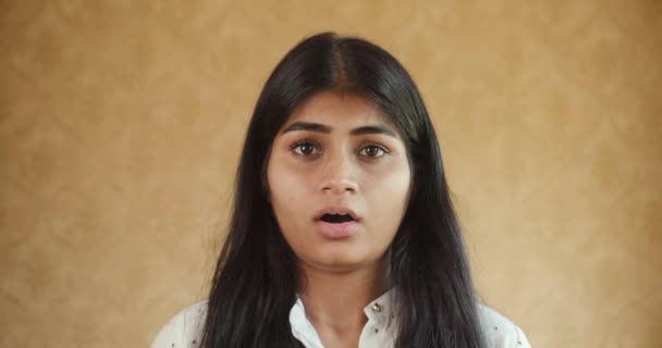 Πλάνα Από Όμορφη Νεαρή Ινδή Γυναίκα — Αρχείο Βίντεο