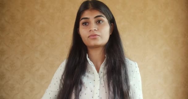 Πλάνα Από Όμορφη Νεαρή Ινδή Γυναίκα — Αρχείο Βίντεο