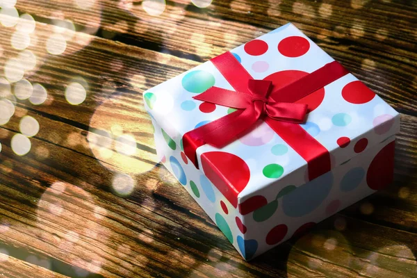 Una Colorida Caja Regalo Superficie Madera Con Luces Bokeh —  Fotos de Stock