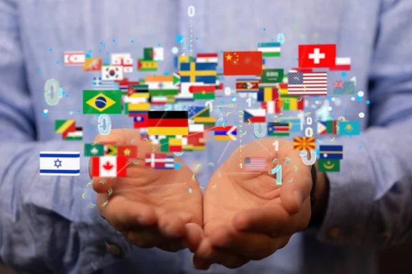 Человек Представляющий Виртуальную Проекцию Флагов Международных Стран Двоичными Кодами — стоковое фото