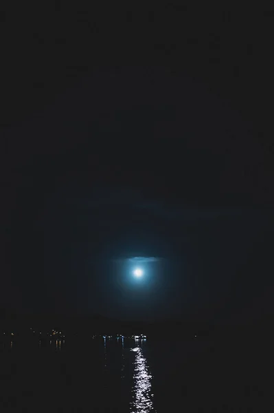 Una Luna Azul Reflejada Mar Por Noche —  Fotos de Stock
