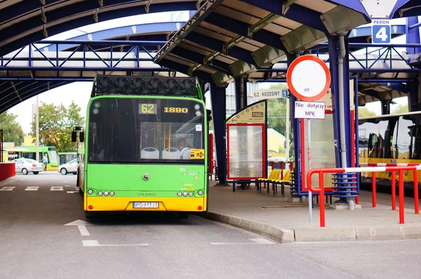 Poznan Polen September 2013 Bus Steht Auf Einem Bahnsteig Busbahnhof — Stockfoto