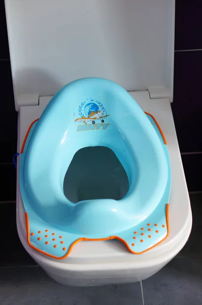 Poznan Poland Haziran 2017 Tuvaletin Üzerindeki Plastik Mavi Çocuk Tuvaleti — Stok fotoğraf