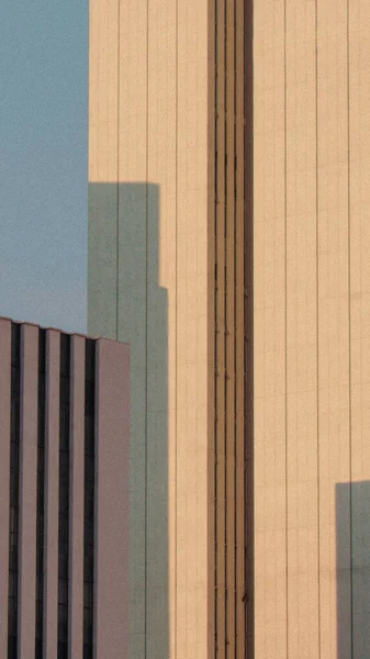 Μια Κάθετη Βολή Ενός Ψηλού Κτιρίου Κατά Διάρκεια Μιας Νεφελώδους — Φωτογραφία Αρχείου