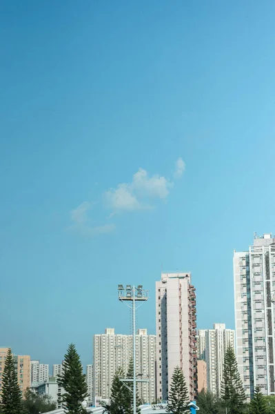 Miasto Białymi Wysokimi Budynkami Podczas Czystego Dnia Tai Hongkong — Zdjęcie stockowe