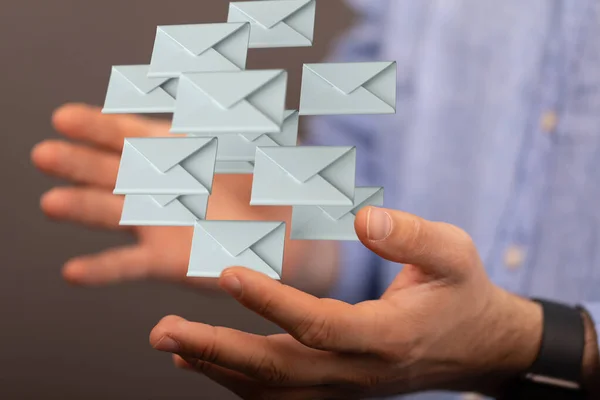 Eine Person Die Die Virtuelle Projektion Von Mail Posteingangssymbolen Präsentiert — Stockfoto