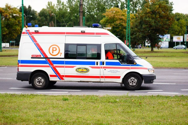 Poznan Poland Aug 2021 Ambulansbil Väg Staden — Stockfoto