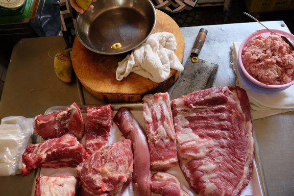 Sklep Mięsny Różnymi Rodzajami Surowego Mięsa Stole Obok Ogromnego Noża — Zdjęcie stockowe