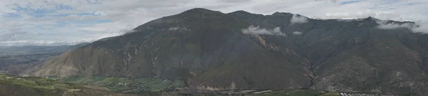 Una Veduta Aerea Orizzontale Delle Montagne Rocciose Una Giornata Nebbiosa — Foto Stock