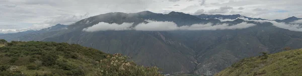 Una Veduta Aerea Orizzontale Delle Montagne Rocciose Una Giornata Nebbiosa — Foto Stock