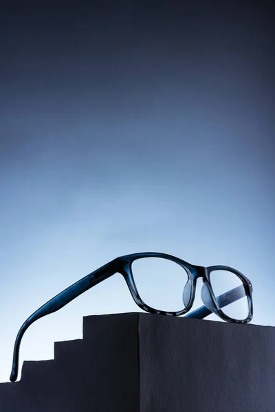 Plan Vertical Lunettes Sur Stand Isolé Sur Fond Bleu — Photo