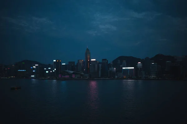 Eine Stadt Mit Wolkenkratzern Ufer Bei Nacht — Stockfoto