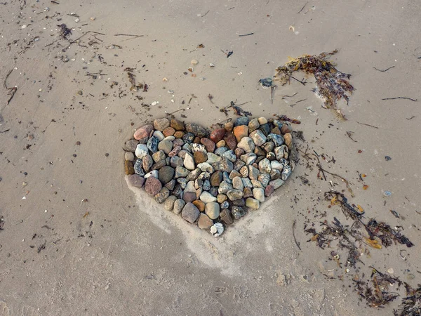 Kumlu Bir Sahilde Taşlardan Yapılmış Bir Kalp — Stok fotoğraf